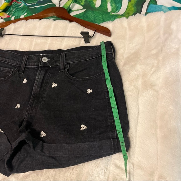 Old Navy Size 6 Black Denim White Daisy Embroidered Cuffed Summer Spring Shorts - Picture 5 of 10
